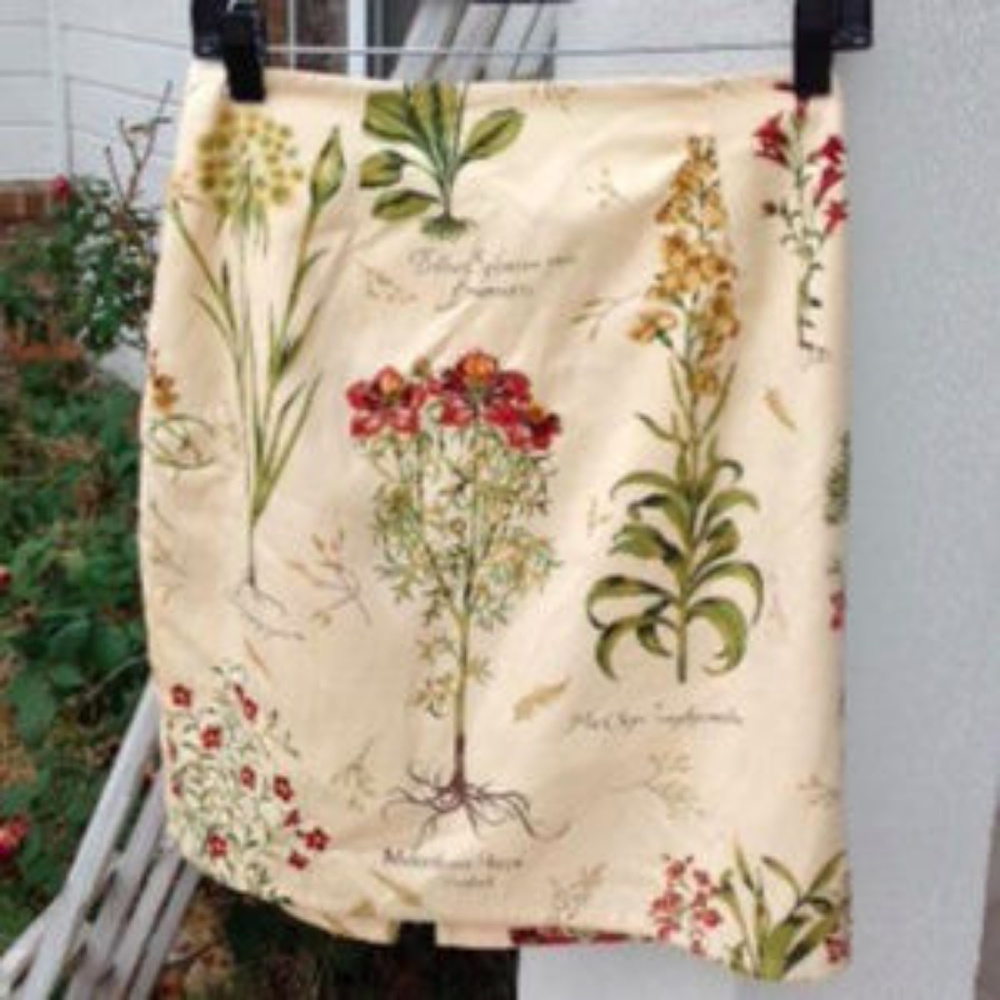 Silk Club Collectionte  Embroidered Floral Skirt.